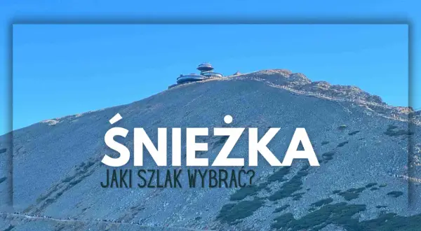 Szczyt Śnieżki z widocznym budynkiem obserwatorium. Na zboczu góry widać ludzi idących szlakiem.