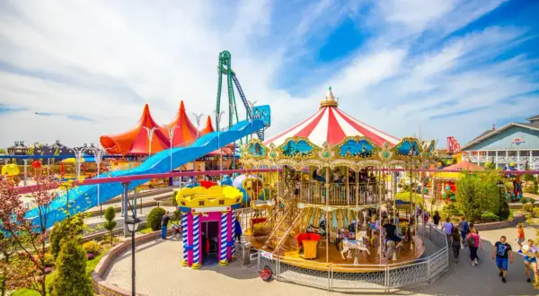 Energylandia: TOP atrakcje dla każdego + jak uniknąć kolejek?