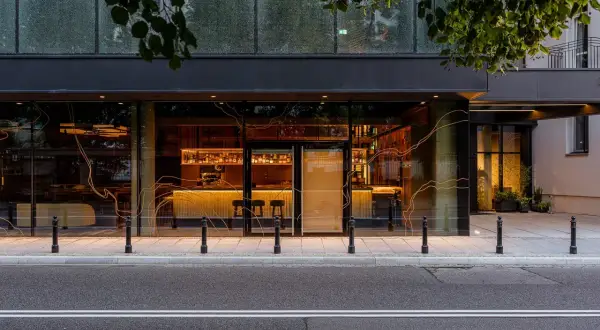 Elegancki bar hotelowy Nobu w Warszawie z widokiem na ulicę.
