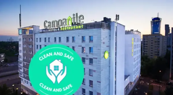 Hotel Campanile w Warszawie z zieloną naklejką "Clean and Safe".