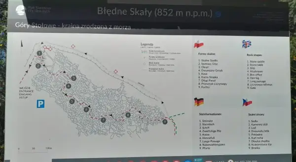 Mapa turystyczna Błędnych Skał z zaznaczonymi szlakami, punktami widokowymi i formami skalnymi, jak "Skalne Siodło" czy "Dwunożny Grzyb".