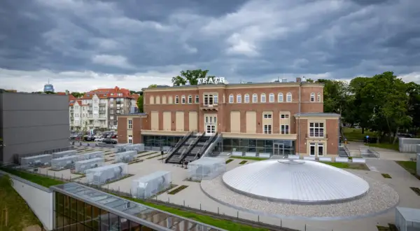 Nowy Teatr Polski w Szczecinie, kiedy otwarcie? Budynek z cegły z napisem TEATR, nowoczesne szklane konstrukcje i kopuła.
