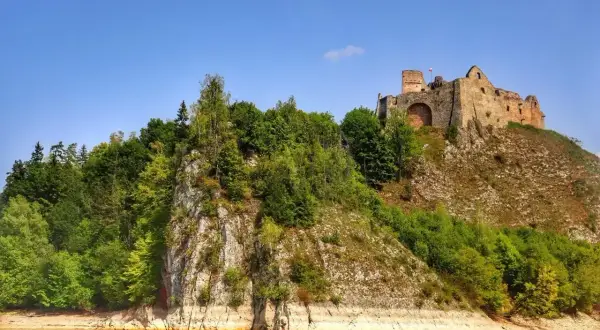 Zamek na skale nad zieloną wodą, malowniczy widok na zalew czorsztyński.