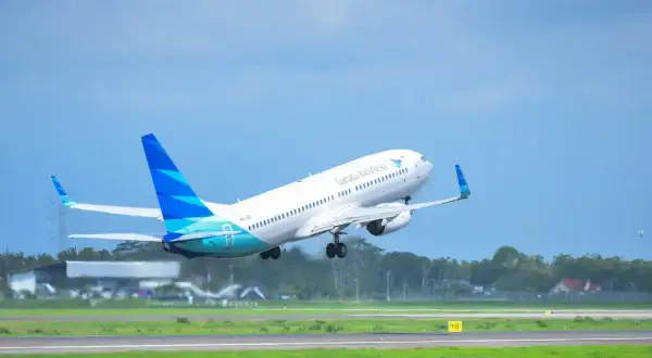 Samolot Garuda Indonesia startuje, a my zastanawiamy się, ile się leci na Bali.