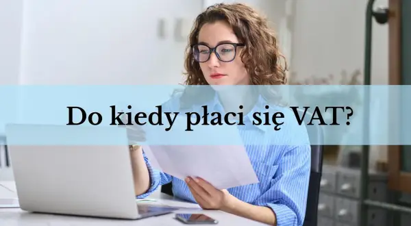 Kobieta w okularach analizuje dokumenty przy laptopie. Pytanie "Do kiedy płaci się VAT?" pojawia się na jasnoniebieskim tle.