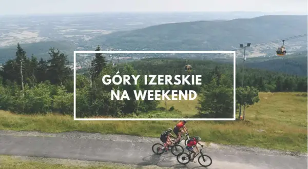Góry Izerskie Polska: rowerzyści pędzą po górskiej drodze, a w tle kolejka gondolowa i rozległy krajobraz.