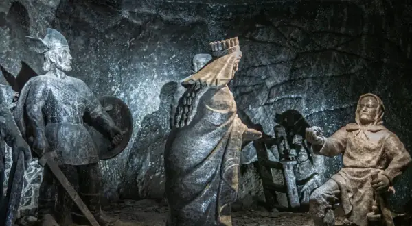 Rzeźby z soli w kopalni soli „Wieliczka” zdjęcia. Postacie historyczne w podziemnych komnatach.