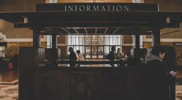 Jak się wymeldować z hotelu? Uniknij opłat i oszczędź czas!