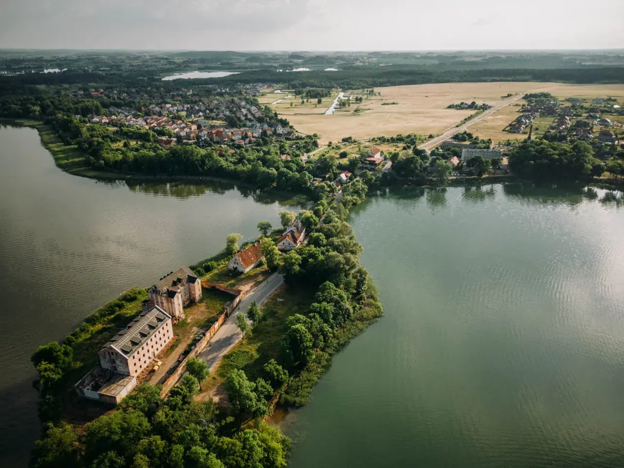 Widok z lotu ptaka na Ełk: jezioro, zabudowania i tereny zielone.