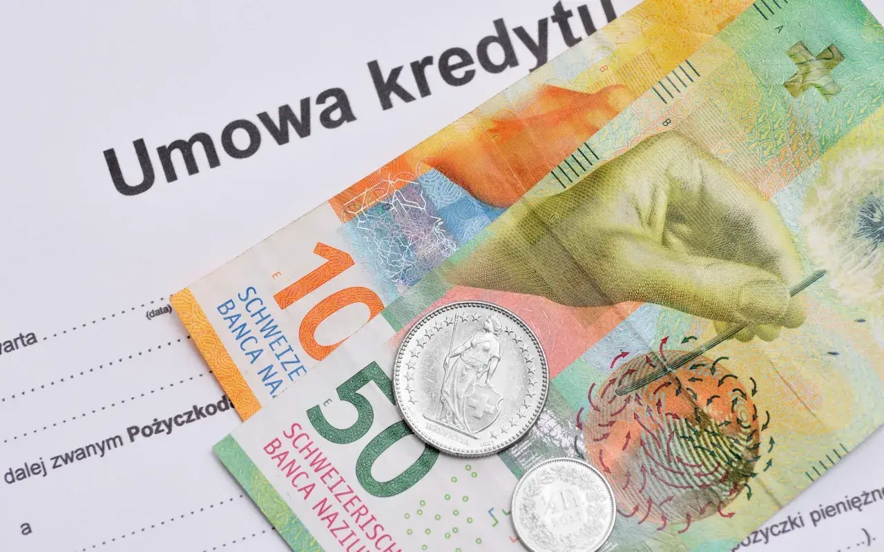 Umowa kredytowa ze szwajcarskimi frankami i monetami. Dokument zawiera tekst o odsetkach ustawowych, co sugeruje kontekst finansowy.