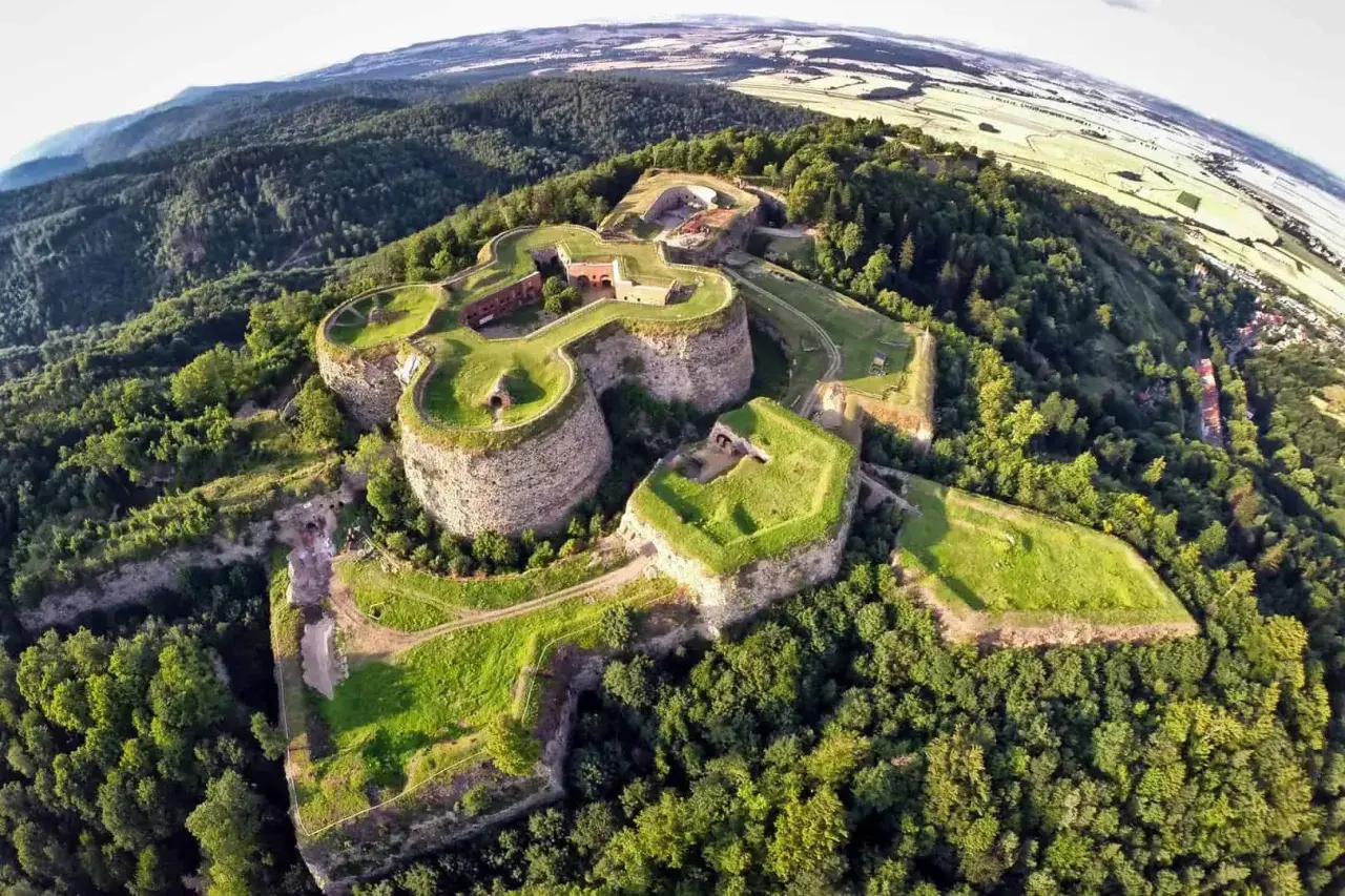 Czarna Góra: Odkryj atrakcje i zaplanuj idealny urlop!