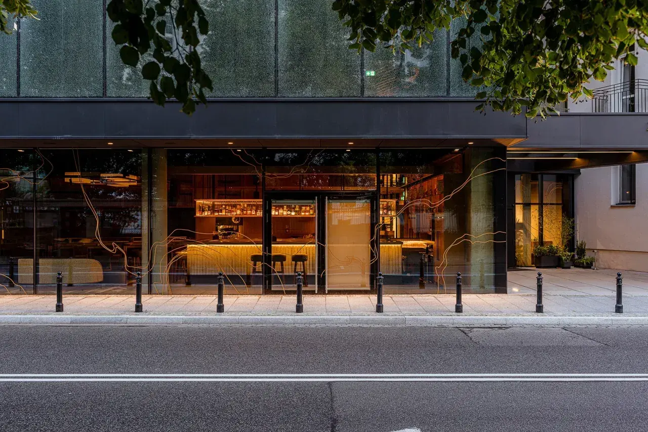 Elegancki bar hotelowy Nobu w Warszawie z widokiem na ulicę.