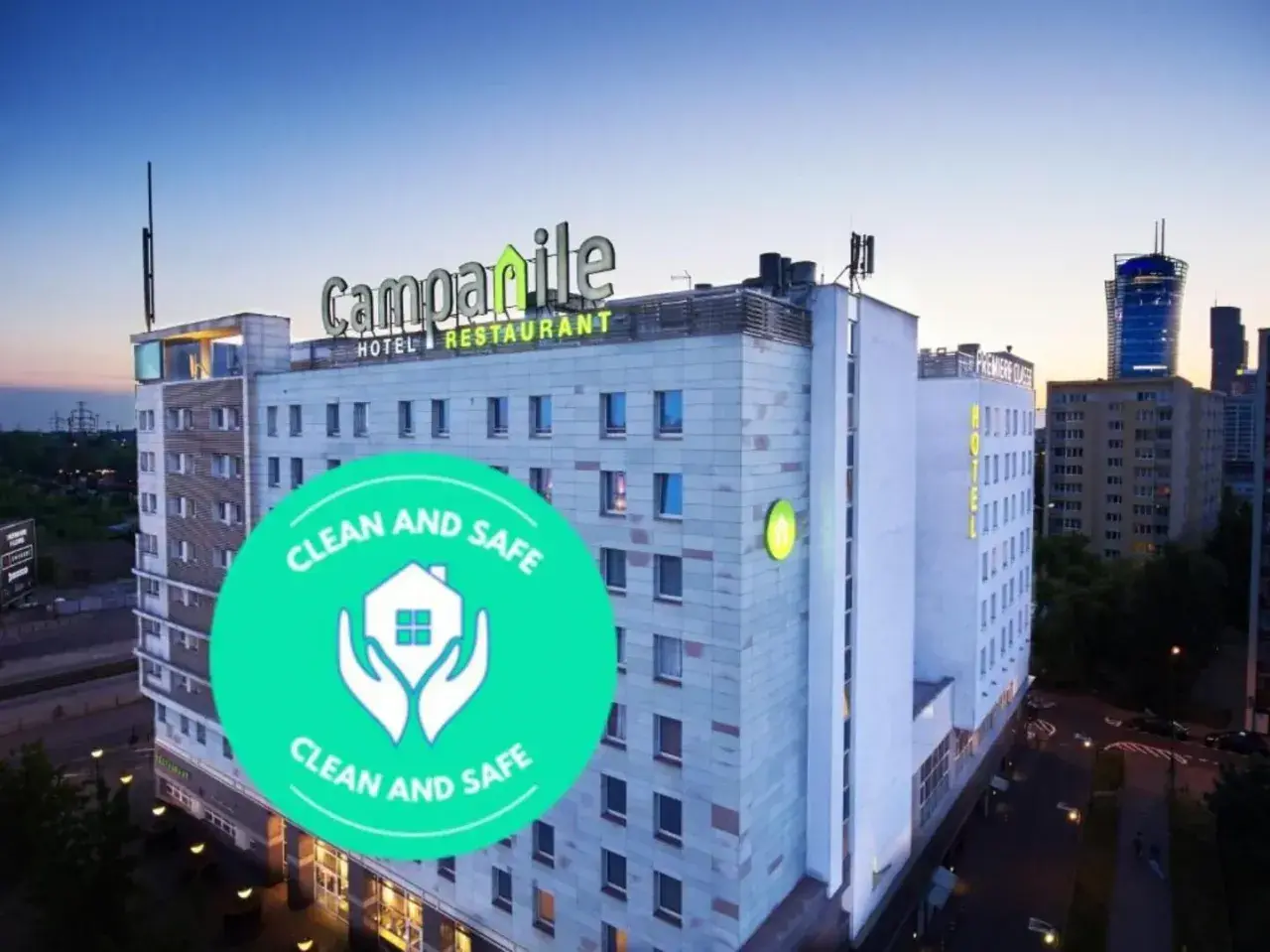 Hotel Campanile w Warszawie z zieloną naklejką "Clean and Safe".