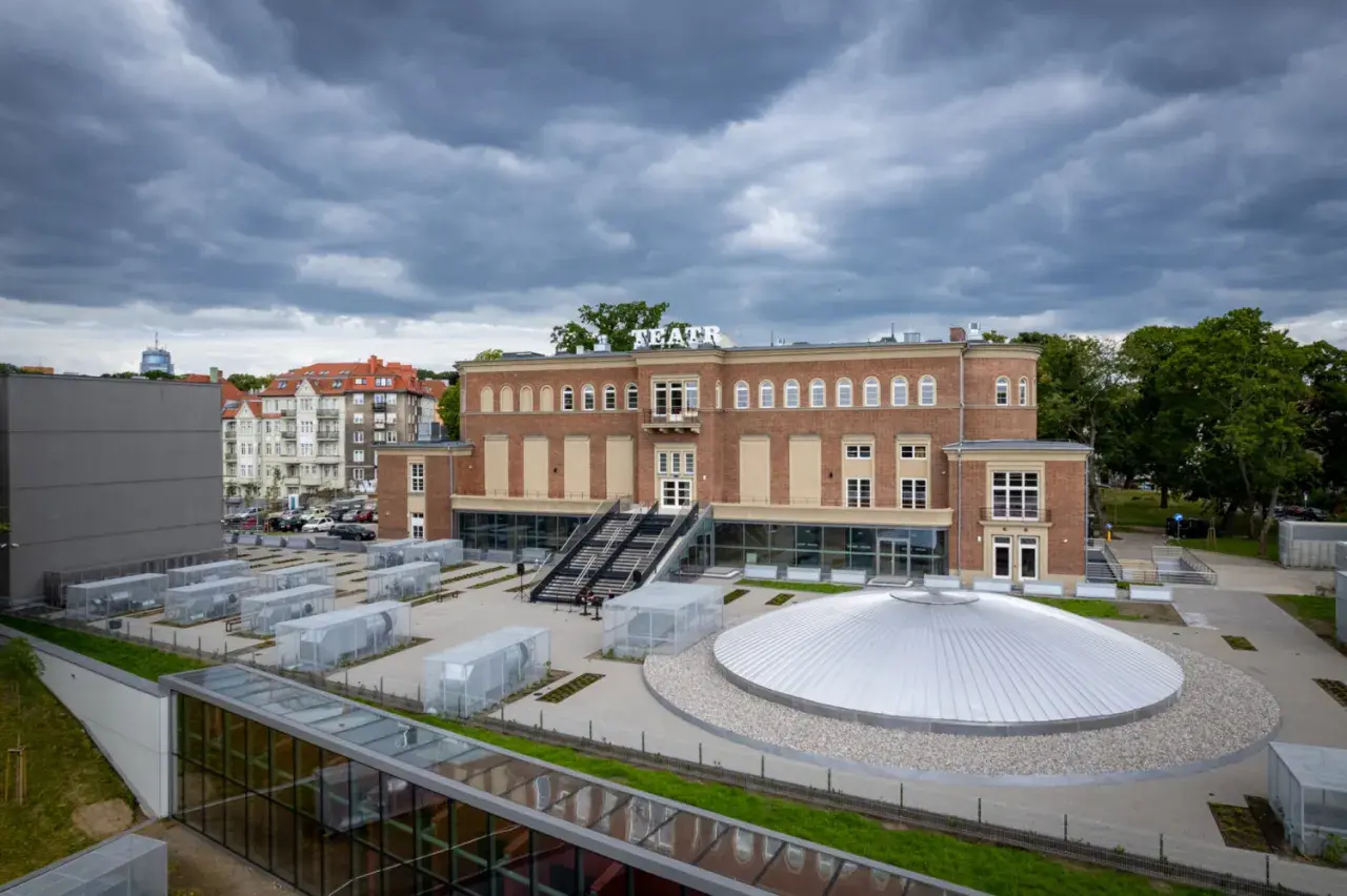 Nowy Teatr Polski w Szczecinie, kiedy otwarcie? Budynek z cegły z napisem TEATR, nowoczesne szklane konstrukcje i kopuła.