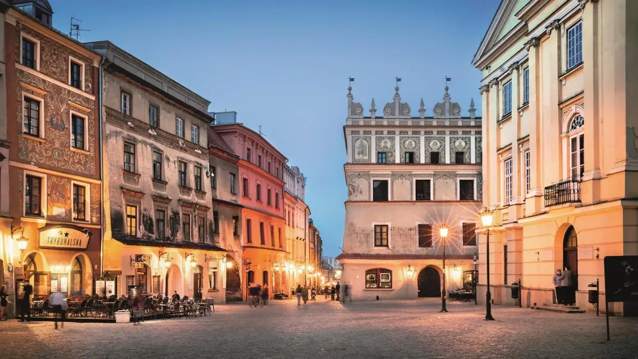 Lublin nietypowe atrakcje: Rynek w blasku latarni, z kamienicami i kawiarniami. Wieczorny spacer po Starym Mieście.