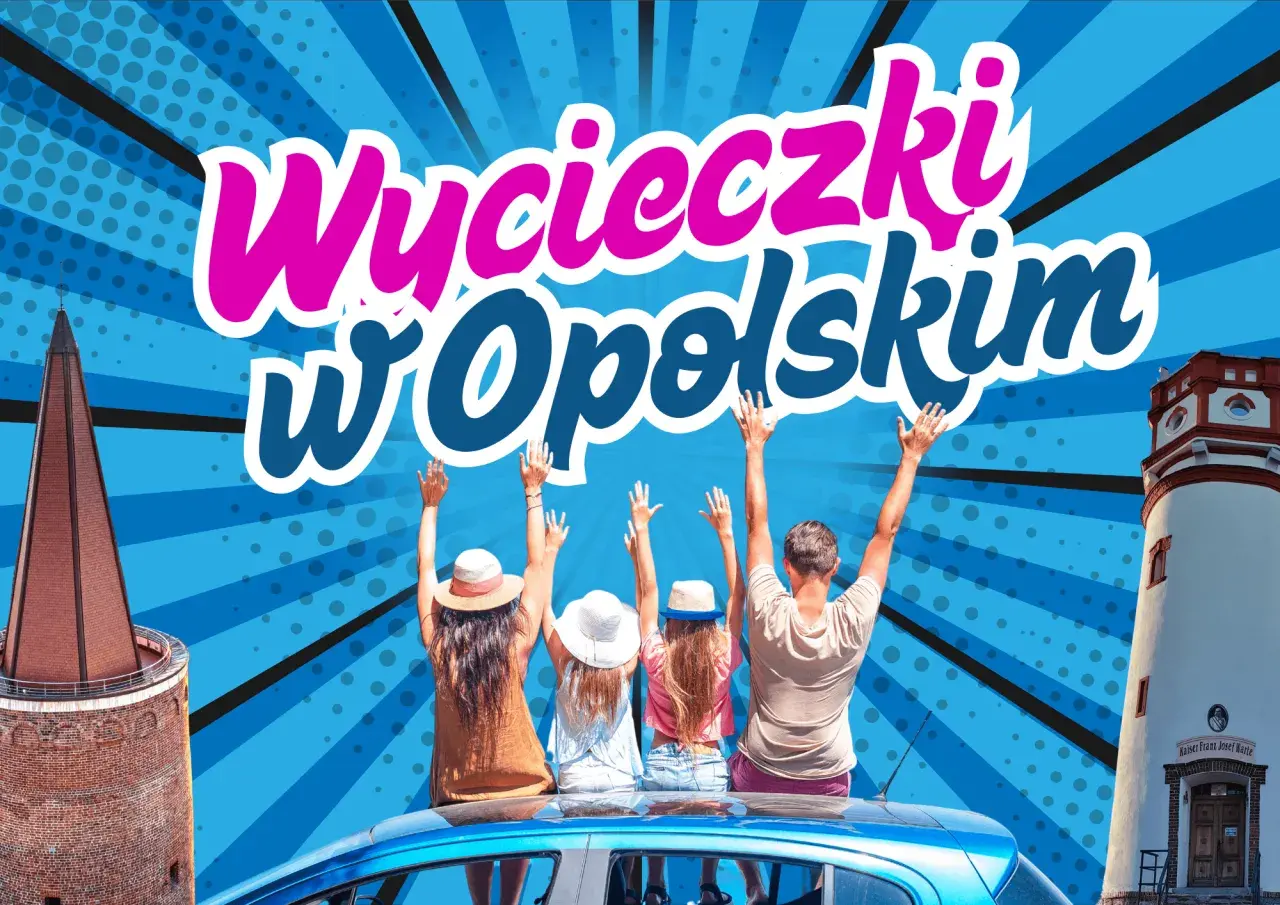 Wypoczynek w województwie opolskim. Rodzina na dachu samochodu pozdrawia wieżę widokową i zamek.