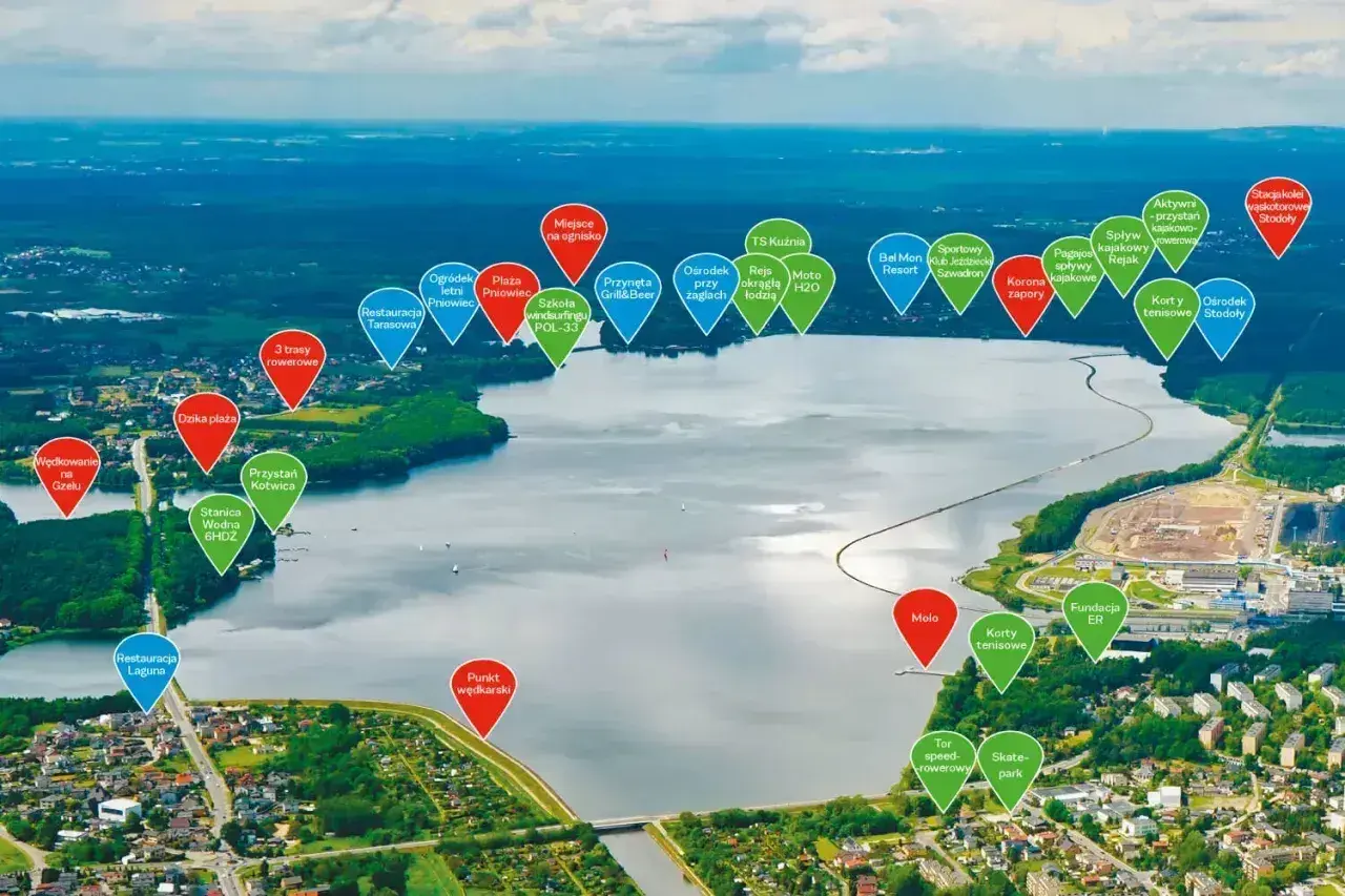 Widok na jezioro rybnickie z zaznaczonymi atrakcjami: plażą, restauracjami, trasami rowerowymi i sportami wodnymi.