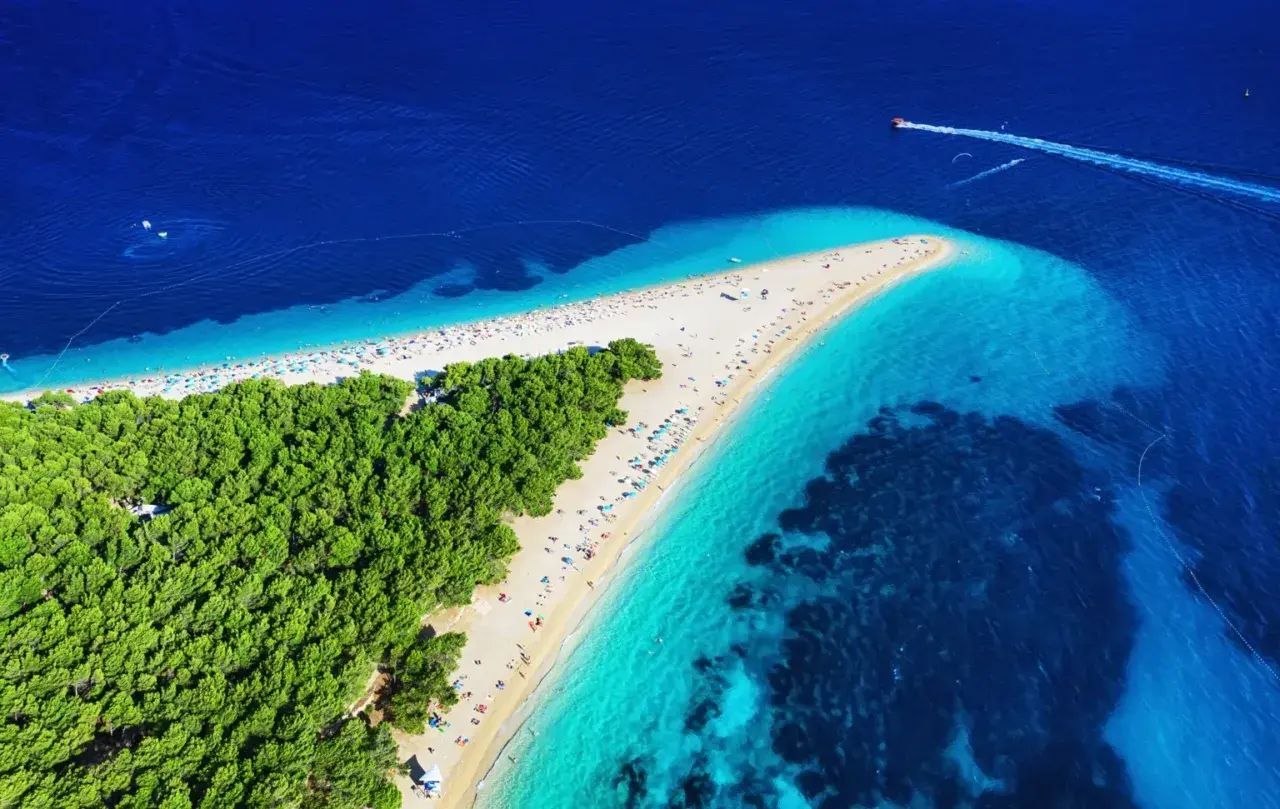 Zloty Róg, jedna z najpiękniejszych plaż w Chorwacji, otoczona sosnowym lasem i krystalicznie czystą wodą.