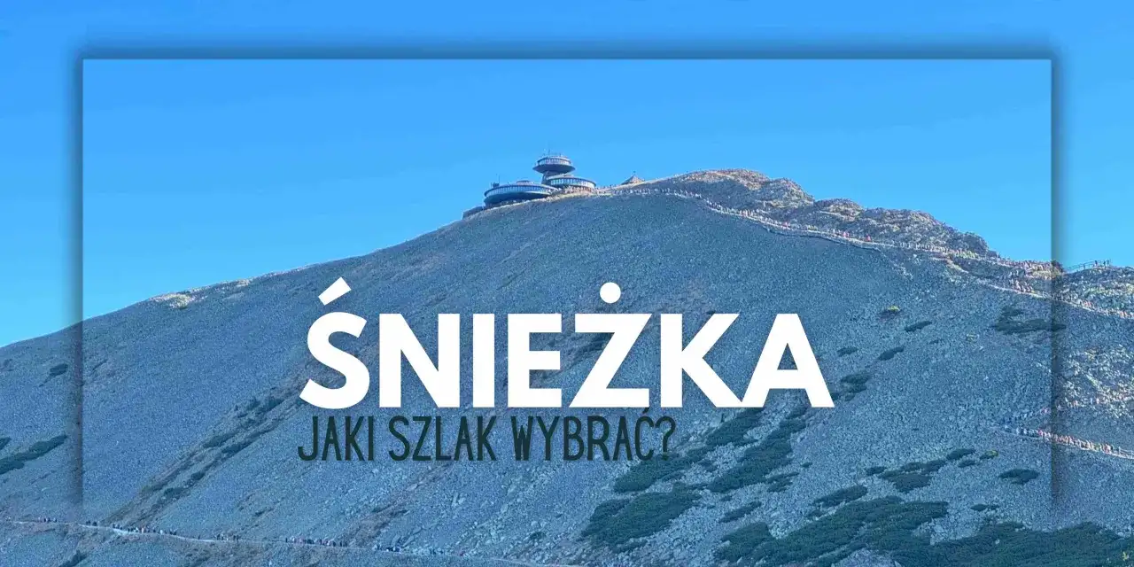 Szczyt Śnieżki z widocznym budynkiem obserwatorium. Na zboczu góry widać ludzi idących szlakiem.