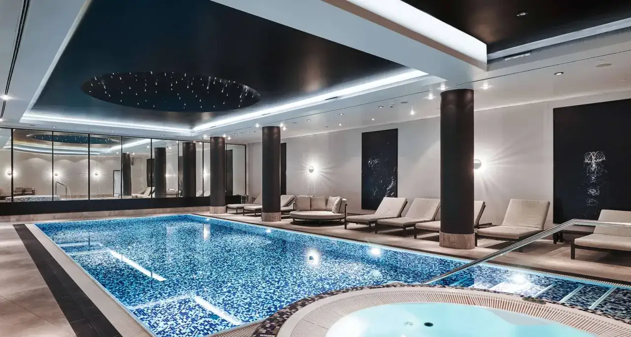Basen i jacuzzi w Radisson Collection Hotel Warsaw. Luksusowy relaks przy błękitnej wodzie i wygodnych leżakach.