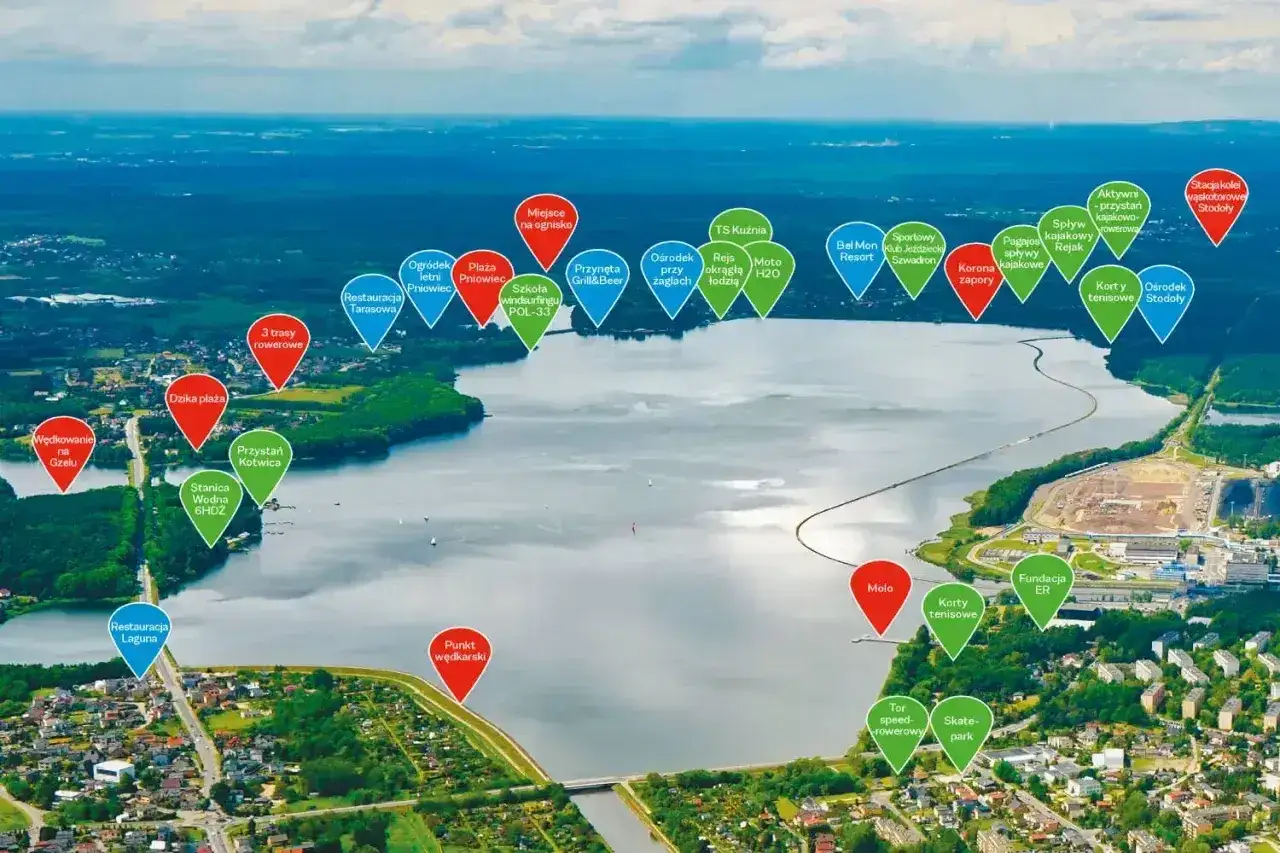 Widok na jezioro rybnickie z zaznaczonymi atrakcjami: plażą, restauracjami, trasami rowerowymi i sportami wodnymi.