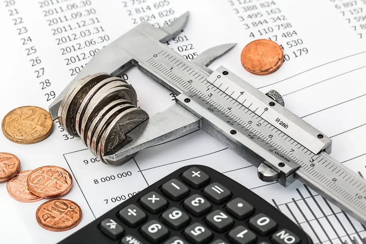 Osoba zdezorientowana dokumentami finansowymi