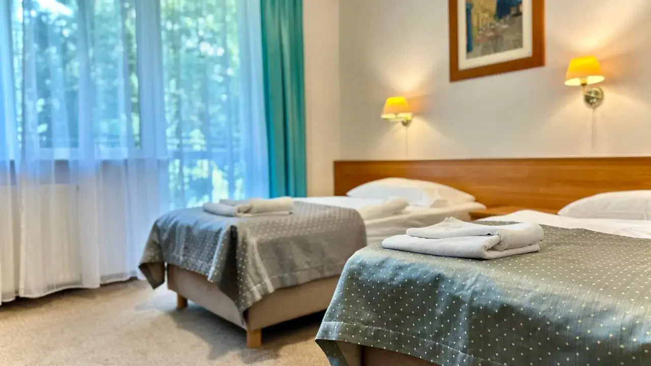 Pokój hotelowy z dwoma łóżkami, idealny na 