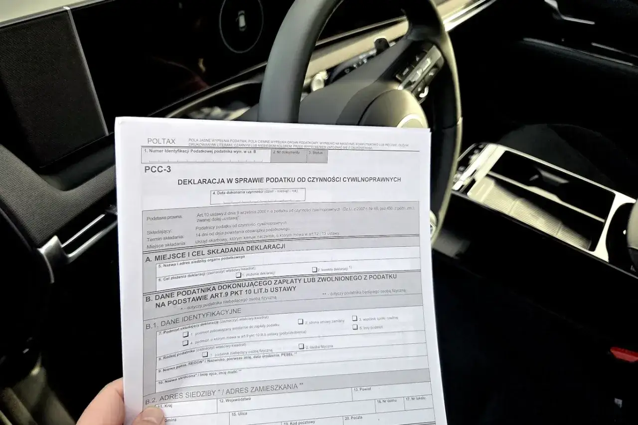 Deklaracja PCC-3 w samochodzie. Dokument dotyczy podatku od czynności cywilnoprawnych.