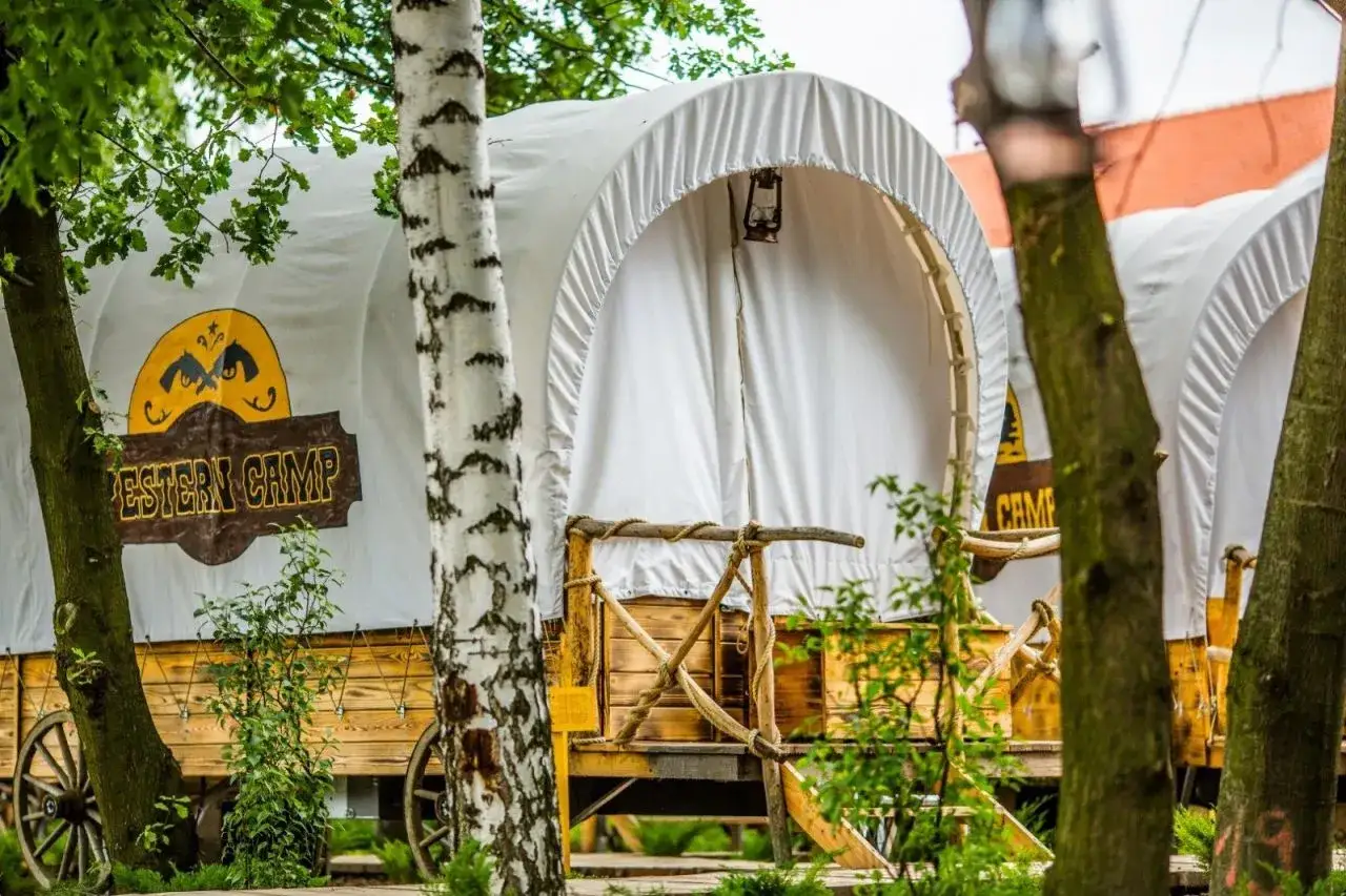 Western Camp Resort Zator domki tipi wozy kowbojskie