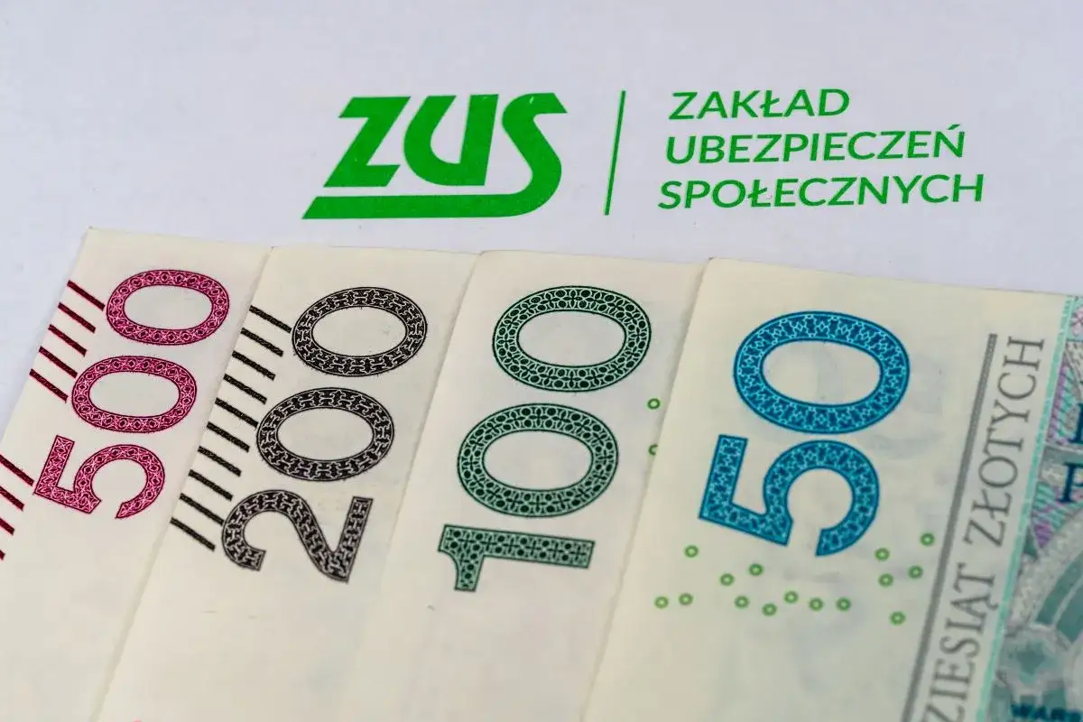 ZUS i polskie banknoty 50, 100, 200, 500 zł. Przygotowania do płacenia składek ZUS 2024.