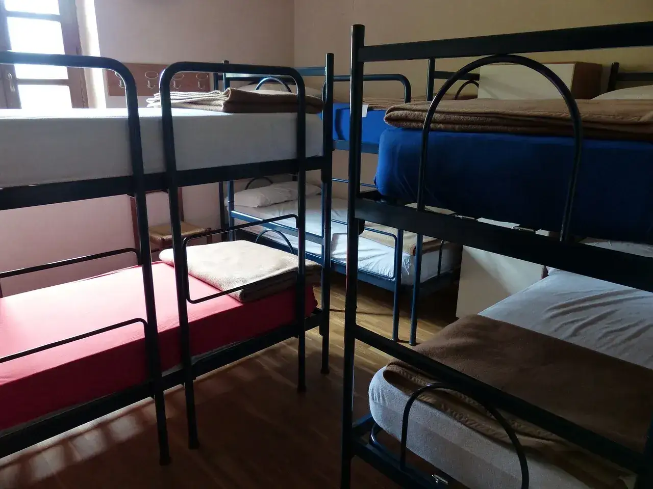 różne typy tanich noclegów hostele agroturystyka
