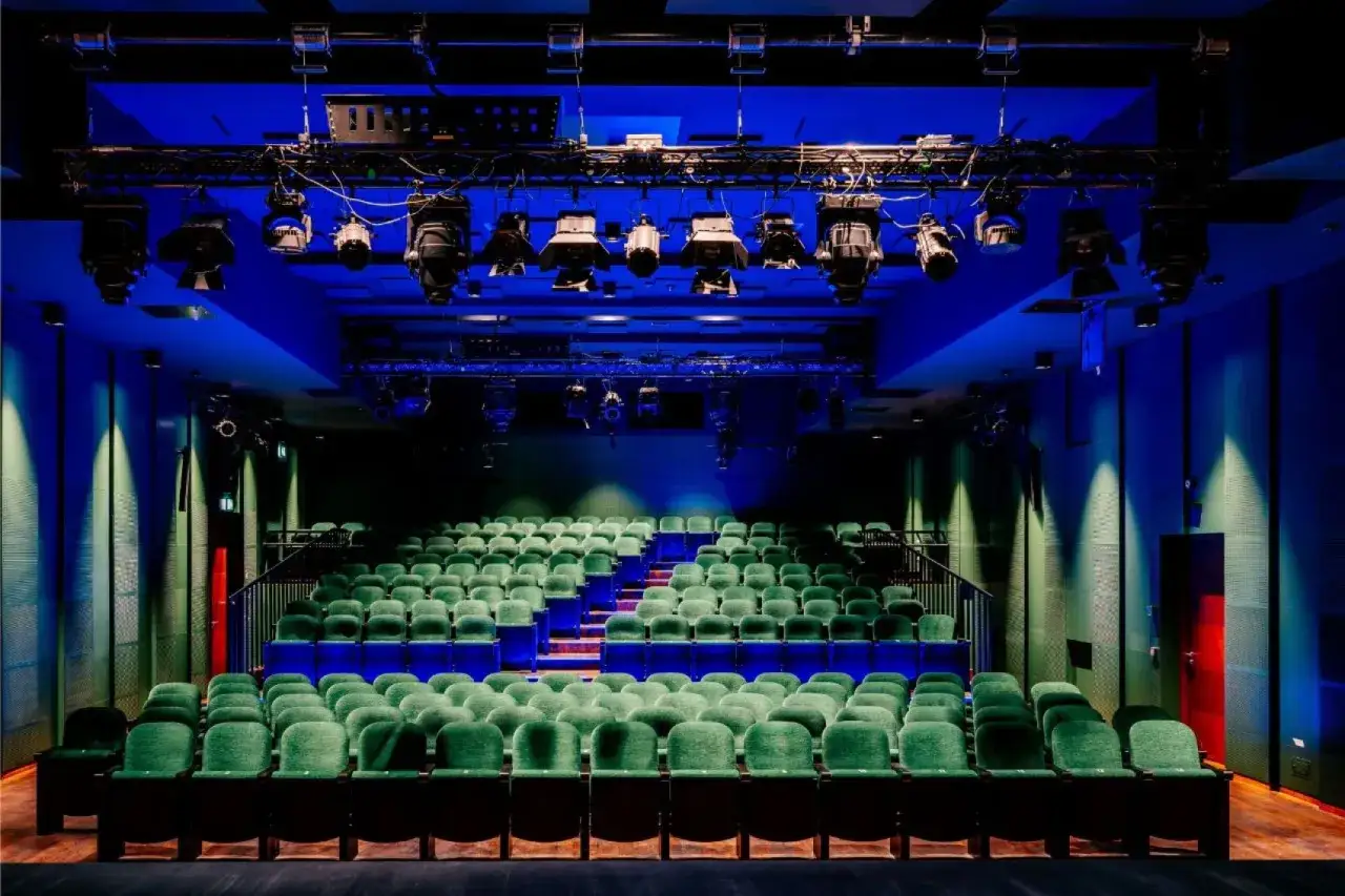 Puste zielone fotele w sali teatralnej, oświetlone niebieskim światłem. Kiedy otwarcie Teatru Polskiego w Szczecinie?