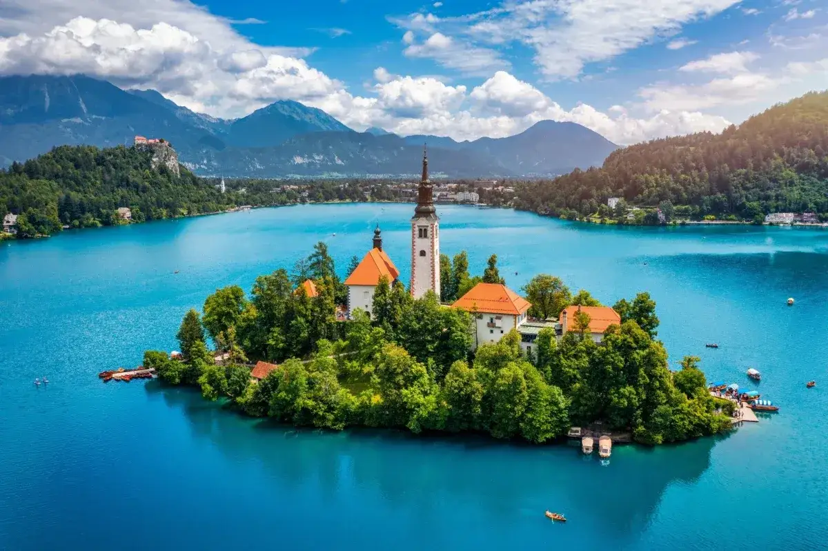 Jezioro Bled z wyspą i zamkiem