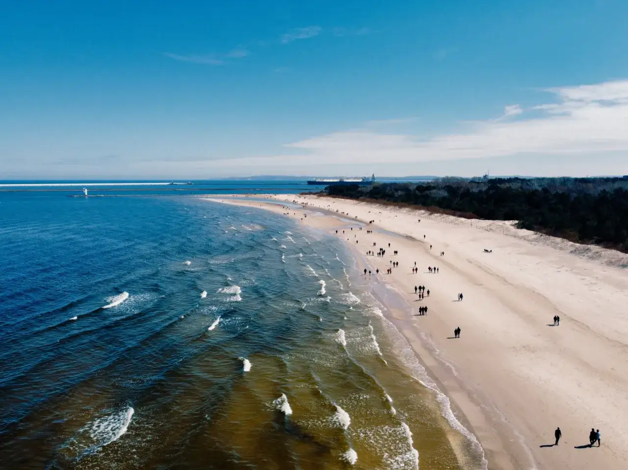 Plaża w Świnoujściu z widokiem na latarnię morską