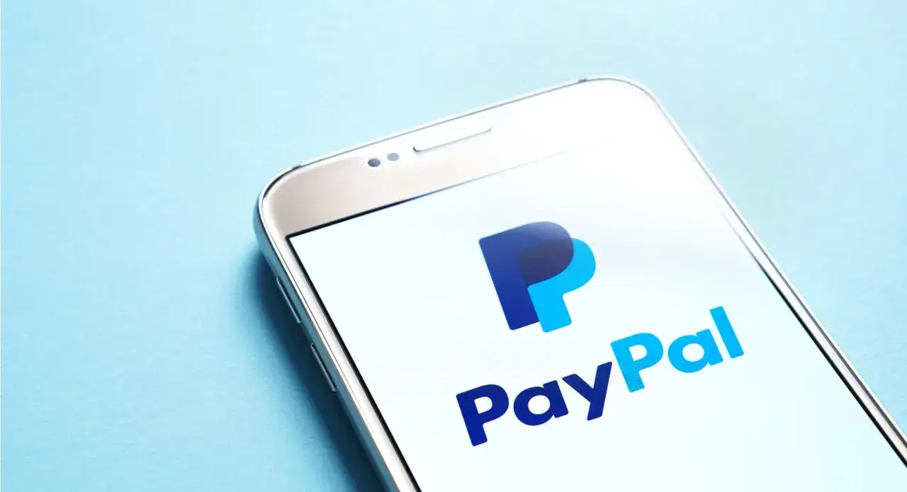 Telefon z logo PayPal. Dowiedz się, paypal co to jest i jak działa.