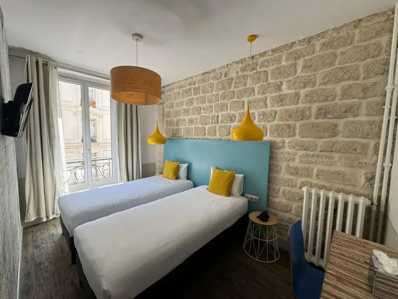 Różne typy zakwaterowania Paryż hotel apartament hostel