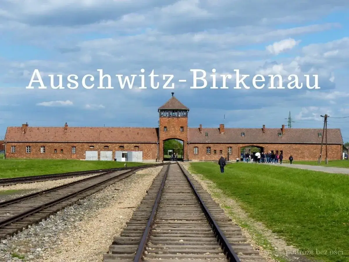 Brama w Auschwitz-Birkenau. Brak cennika, tylko pamięć i refleksja.