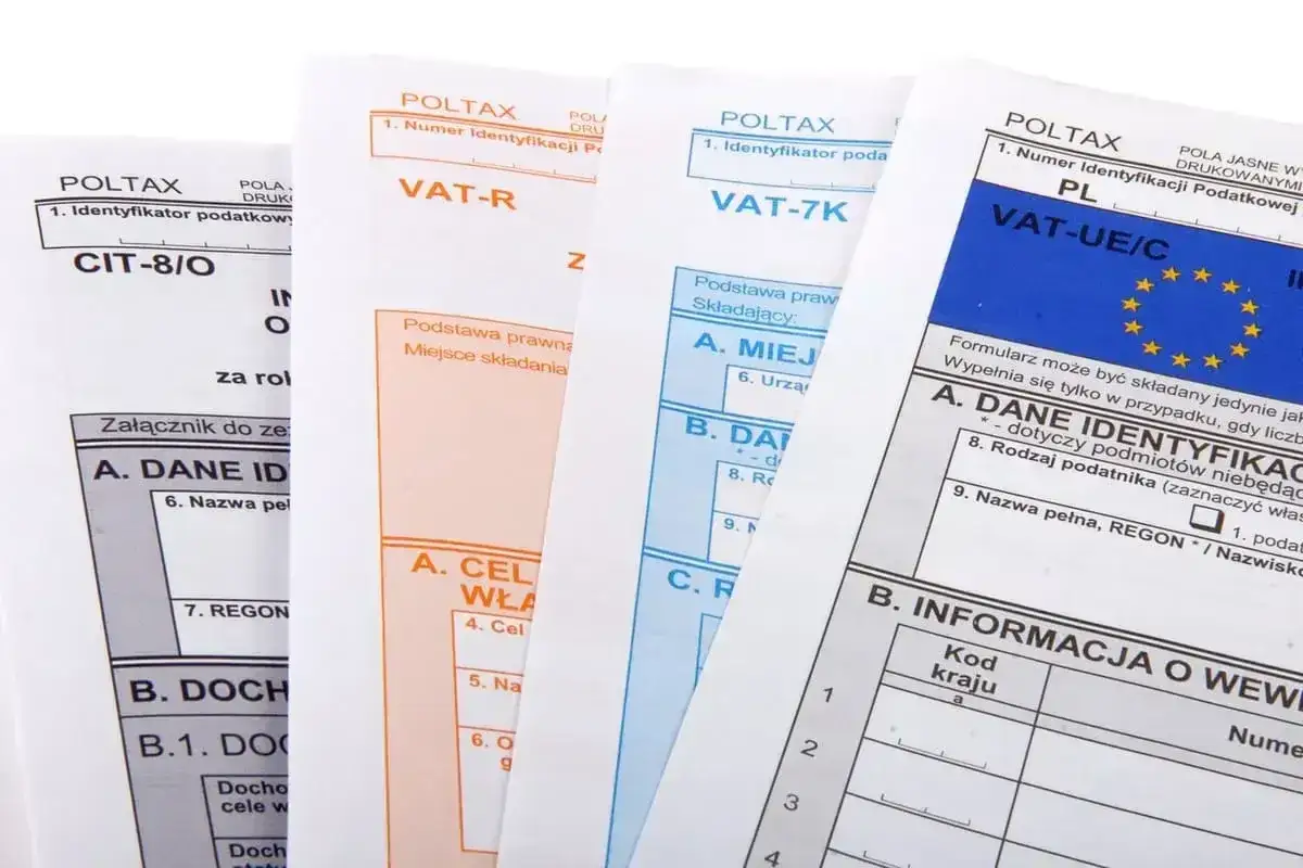 Różne formularze podatkowe, w tym CIT-8/O, VAT-R, VAT-7K i VAT-UE/C, z widocznym polem na identyfikator podatkowy.