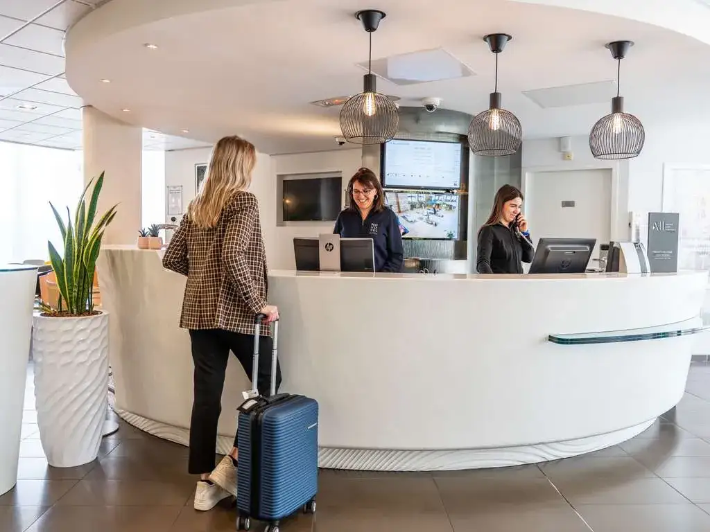 Recepcjonistka hotel 5 gwiazdek obsługa gości VIP