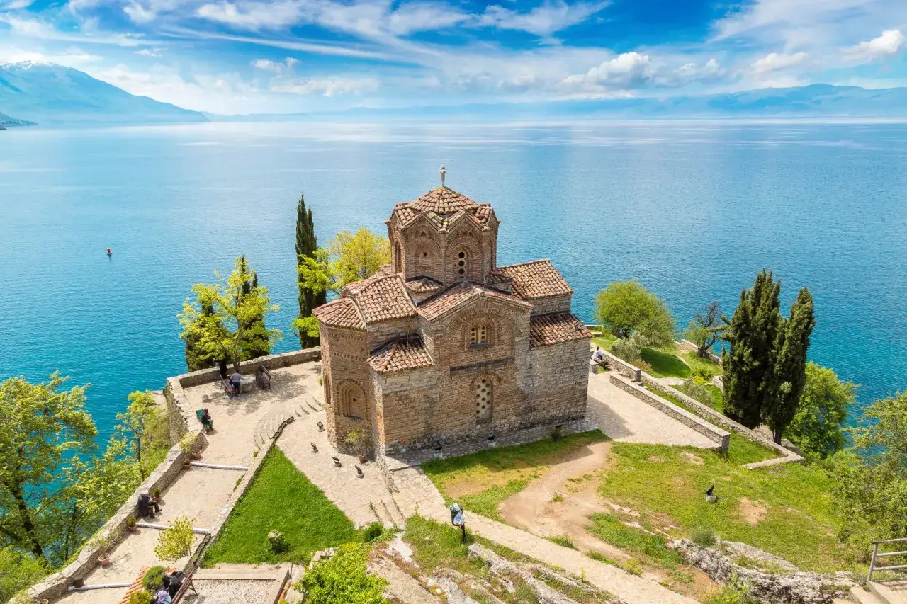 Kościół św. Jana w Ochrydzie, idealne miejsce na wakacje w Macedonii, z widokiem na krystalicznie czyste jezioro.