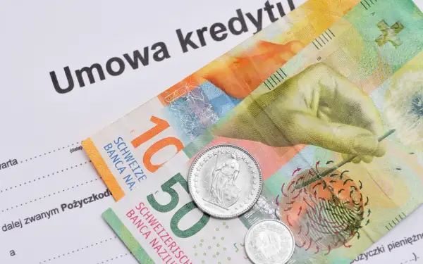 Umowa kredytowa ze szwajcarskimi frankami i monetami. Dokument zawiera tekst o odsetkach ustawowych, co sugeruje kontekst finansowy.