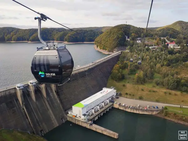Kolejka linowa Solina czeka na pasażerów. Sprawdź solina kolejka linowa cennik i wybierz się na malowniczą podróż nad zielonymi wzgórzami.