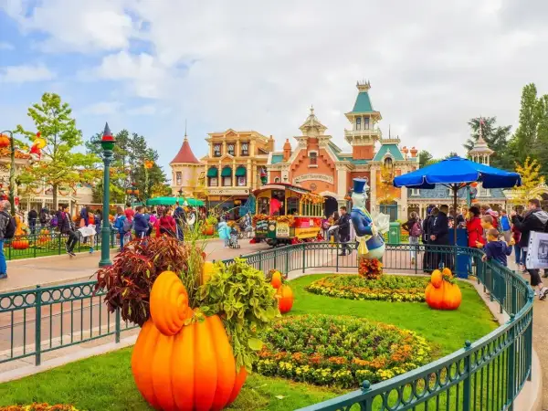 Jesień w Disneyland Paris. Bilety na jesienne atrakcje i dekoracje w parku.