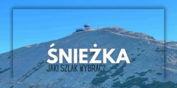 Szczyt Śnieżki z widocznym budynkiem obserwatorium. Na zboczu góry widać ludzi idących szlakiem.