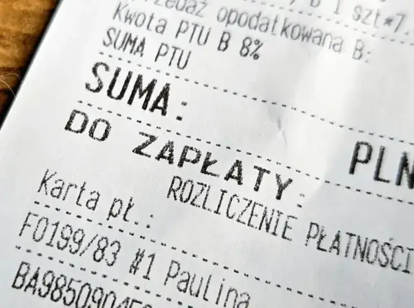 Fragment paragonu fiskalnego z napisem "SUMA: DO ZAPŁATY". Widoczna kwota do zapłaty i szczegóły rozliczenia.