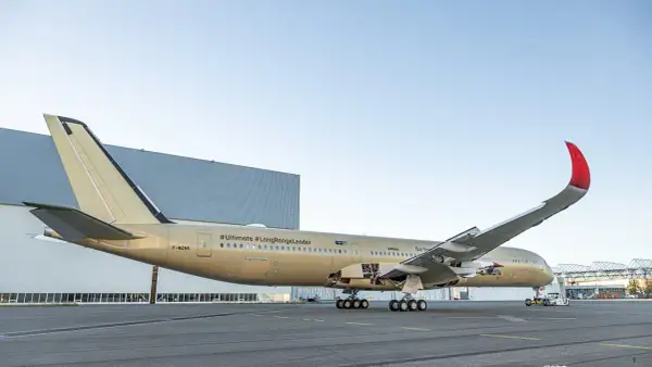 Złoty samolot Airbus z napisem #Ultimate #LongRangeLeader gotowy do najdłuższego lotu samolotem.