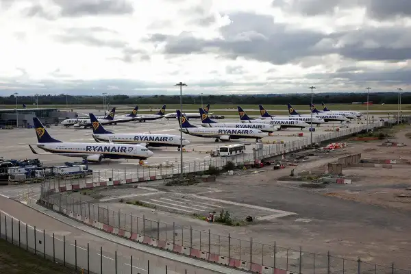 Wiele samolotów Ryanair na płycie lotniska, gotowych do lotów do Anglii.
