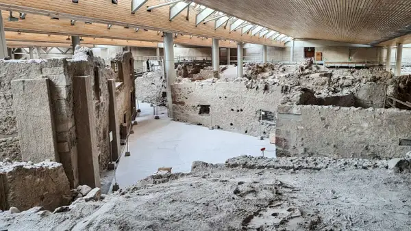 Ruiny Akrotiri pod nowoczesnym dachem. Kamienne mury i ślady dawnego życia na Santorini.
