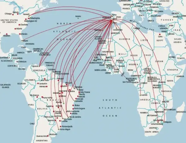 Mapa trasatlantyckich tras lotniczych z Europy do Ameryki Północnej i Południowej. Pokazuje, ile się leci do Portugalii z różnych miejsc.