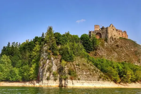 Zamek na skale nad zieloną wodą, malowniczy widok na zalew czorsztyński.